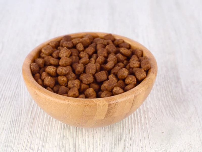 Pseće granule u drvenoj činiji za pse